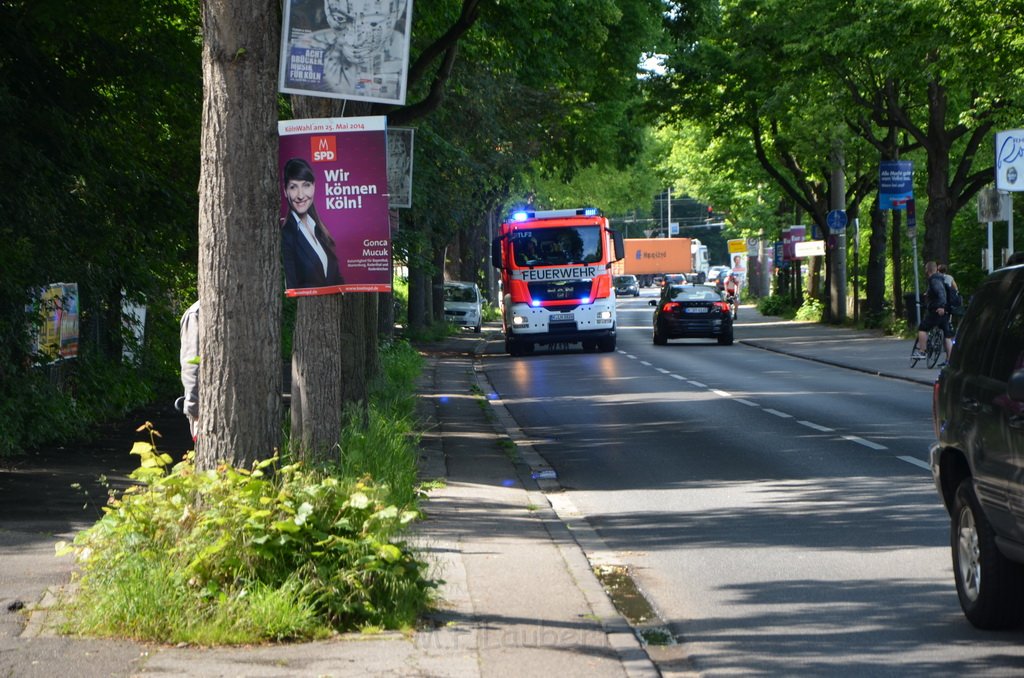 Wohnwagenbrand Koeln Rodenkirchen vor der Bruecke P038.JPG